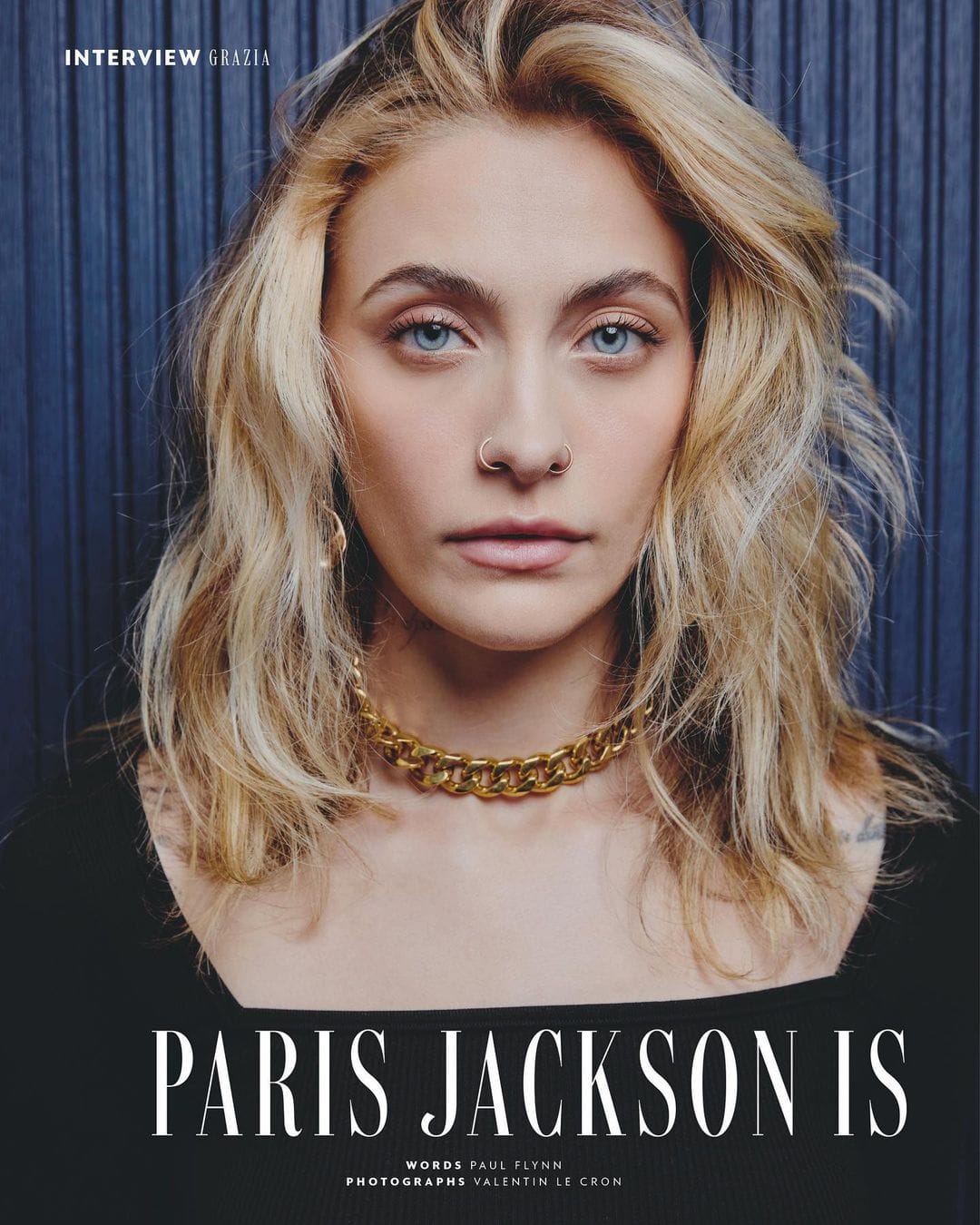 Ist möglicherweise ein Bild von 1 Person, blondes Haar, Makeup, Zeitschriften, Plakat und Text „INTERVIEW GRAZIA PARIS JACKSON IS WORDS AUL LYNN H PHOTOGRAPHS“