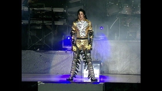 Michael Jackson während eines Auftritts in Kiel 1997.