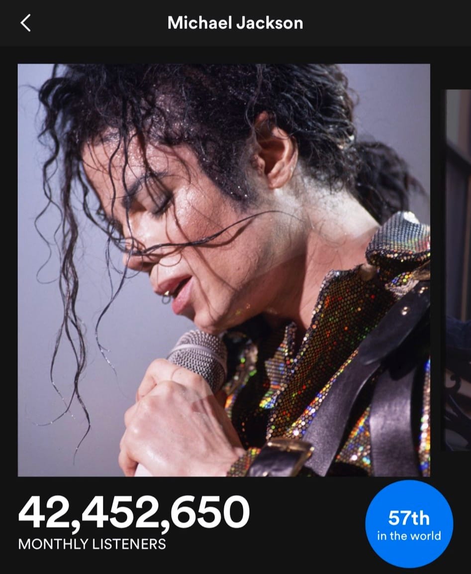 Ist möglicherweise ein Bild von 1 Person, Telefon und Text „Michael Jackson 42,452,650 MONTHLY LISTENERS 57th in the world“